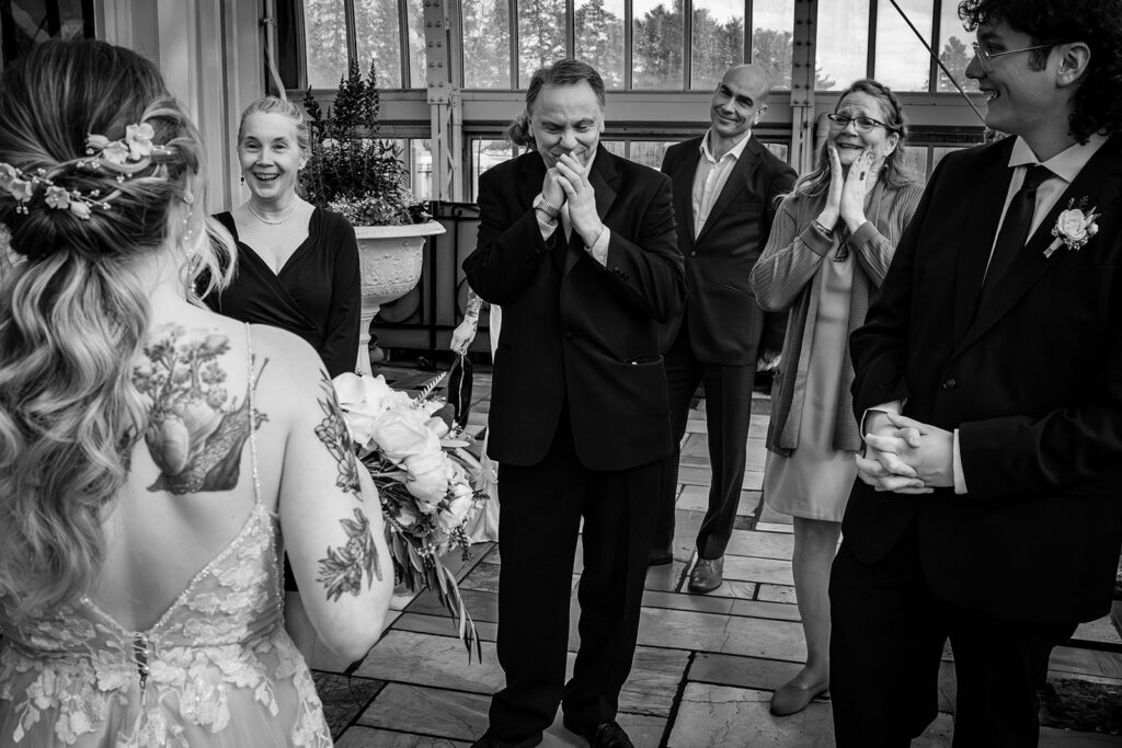 First reveal with bride's loved ones during St Paul wedding day