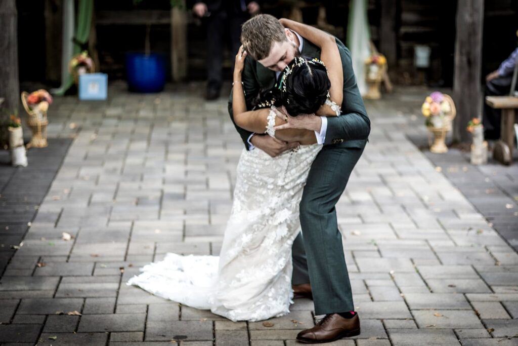 kiss dip after gardens of castle rock wedding ceremony
